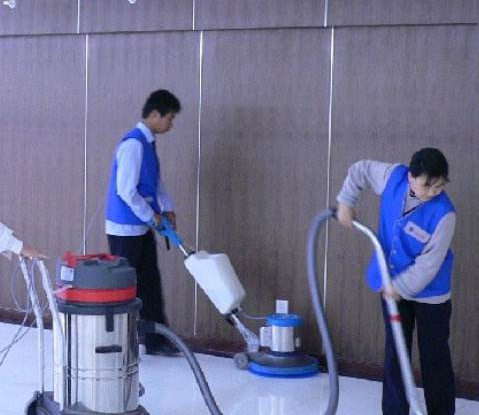 工人正在用吸塵器為新房做保潔工作