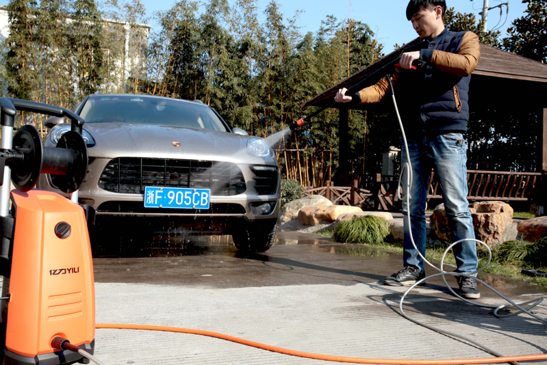 正在用億力洗車機(jī)清洗家用小轎車