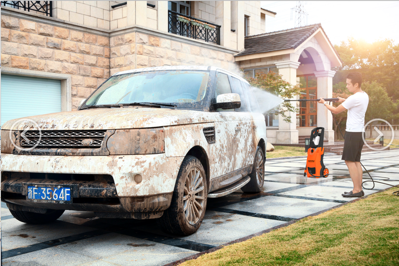 正在用億力洗車機(jī)清洗汽車的滿身污泥