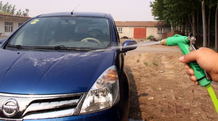 家用高壓水槍洗車現(xiàn)場