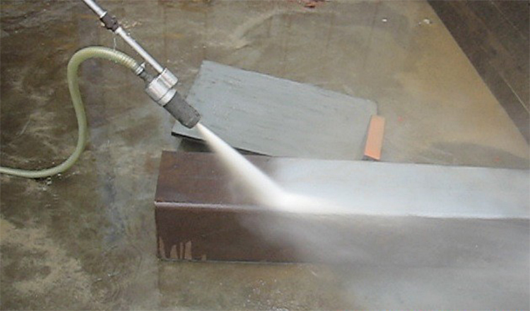 組裝高壓清洗機的主要部件高壓水槍