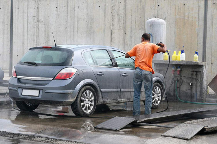 如何使用高壓水槍清潔汽車輪轂?