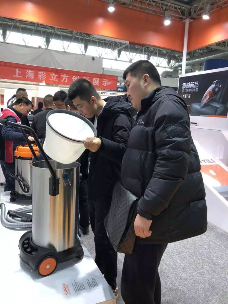 展會(huì)上客戶在查看新款億力吸塵器