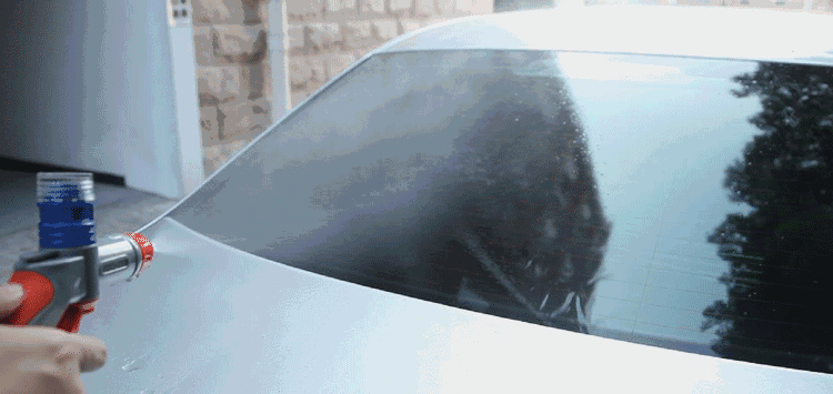 用高壓水槍洗車(chē)