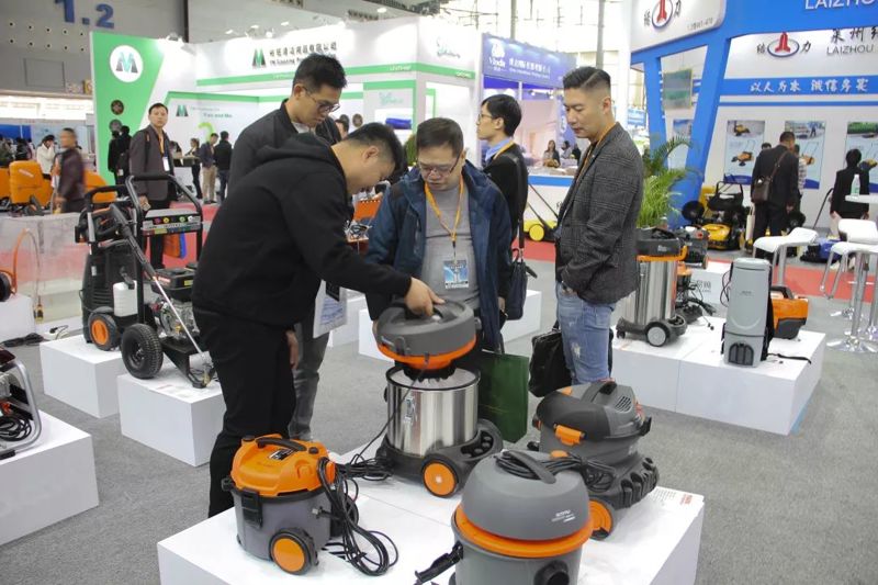 向顧客講解億力電器的使用